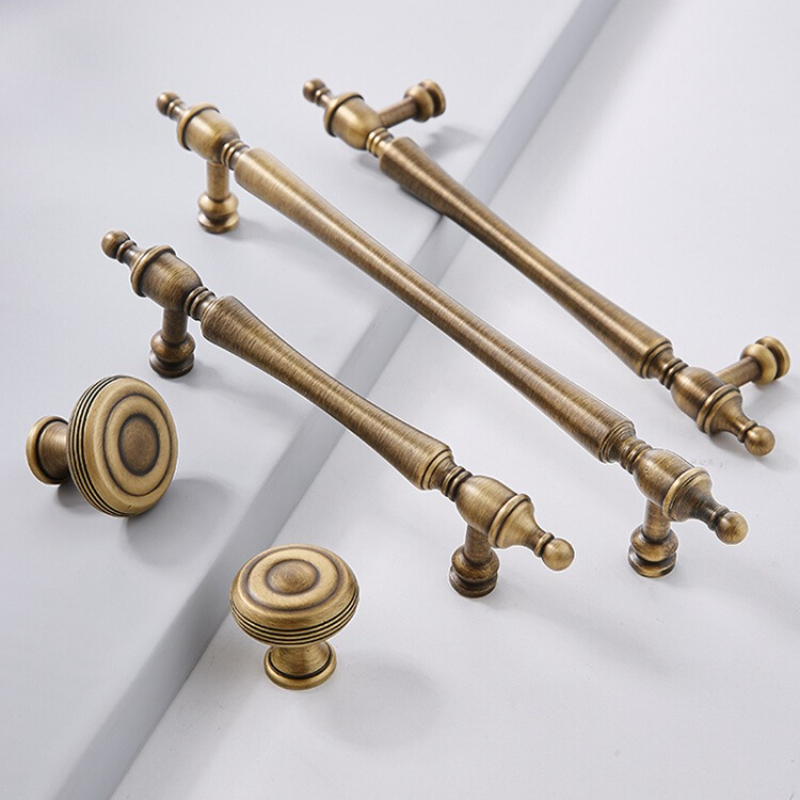 Furniture Hardware High End - ทองเหลืองตู้จับจีน Retro ตู้เสื้อผ้าประตู Creative หรูหราลิ้นชักภาษาฝรั่งเศสคํา High-end