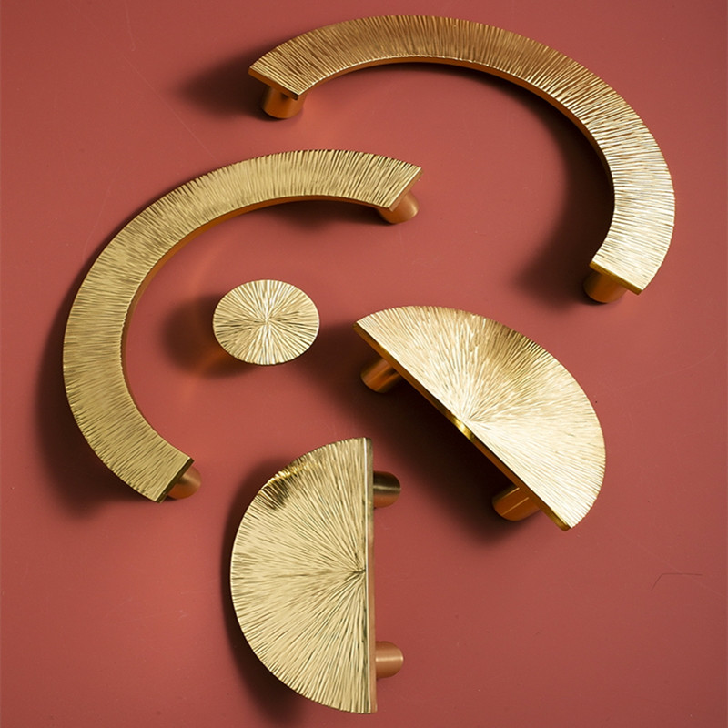 Furniture Hardware High End - มือจับตู้แบบใหม่ ดีไซน์หรูหรา ลายตอกมือ รูปแบบแบน สำหรับประตูตู้ มือจับตู้